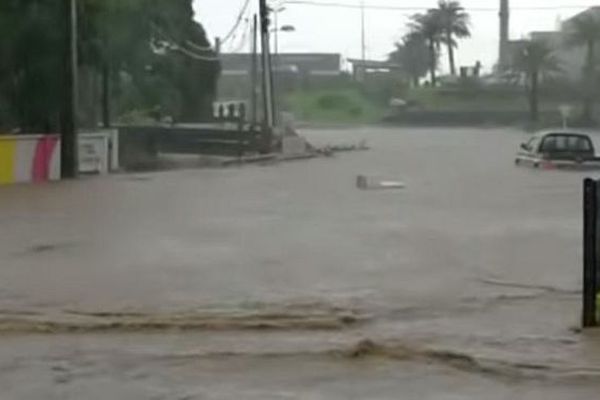 Fortes pluies à Dakar ,la route nationale coupée en deux