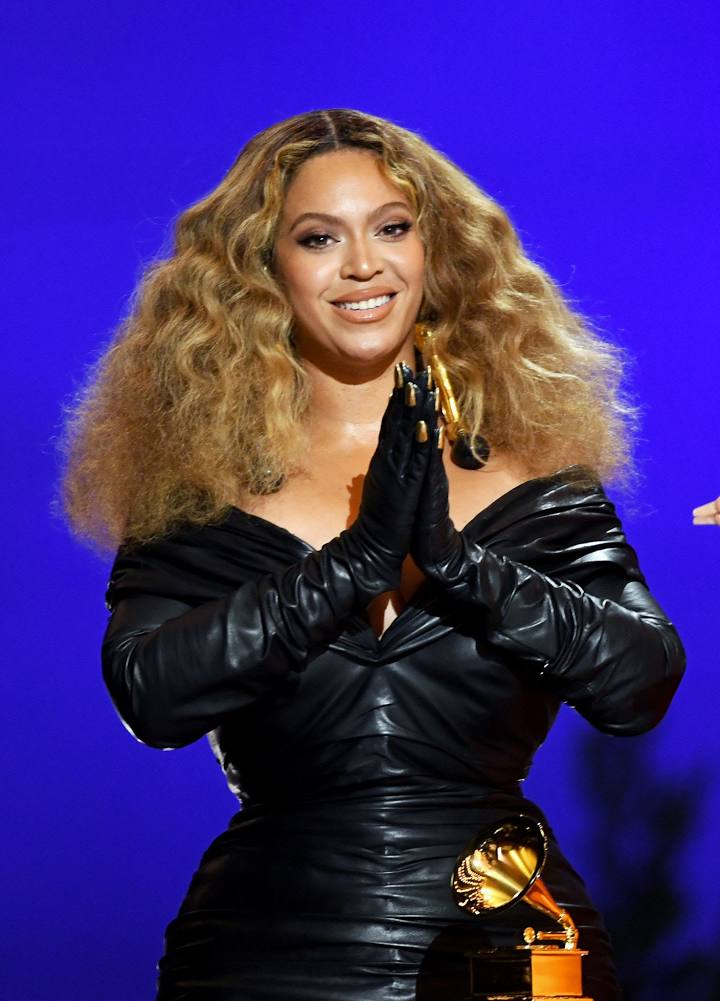 Grammy Awards 2021 : la cérémonie fait la part belle aux femmes, Beyoncé bat un record de récompenses