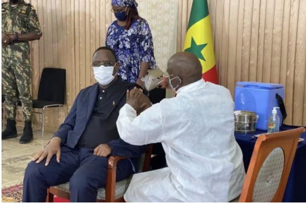 Macky Sall a lancé un appel à la vaccination afin d’éviter une nouvelle vague de la pandémie de Covid-19 dans le pays.