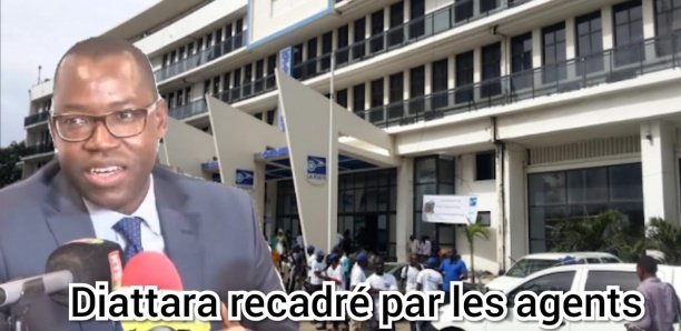 Yankhoba Diattara recadré par les agents de la poste.