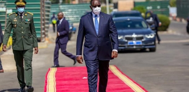 Macky Sall a pris le décret augmentant entre un an et deux ans l’âge de la retraite des officiers généraux des armées.