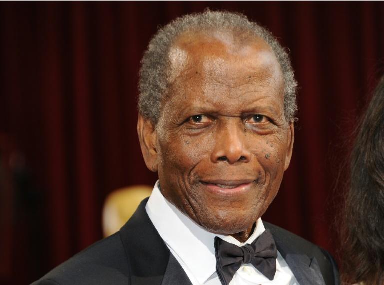 Mort de Sidney Poitier, premier Afro-Américain récompensé de l’Oscar du Meilleur acteur.