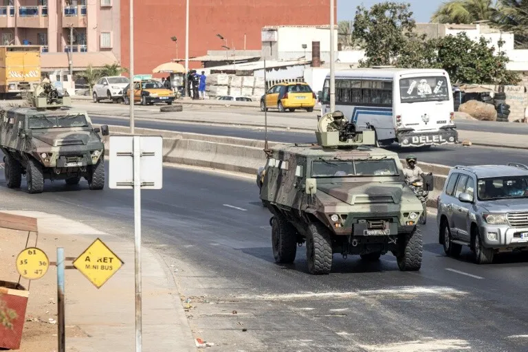 Des hommes armés, déployés dans les rues de Dakar